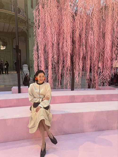 Kim Go Eun menghadiri event Chanel di Paris.