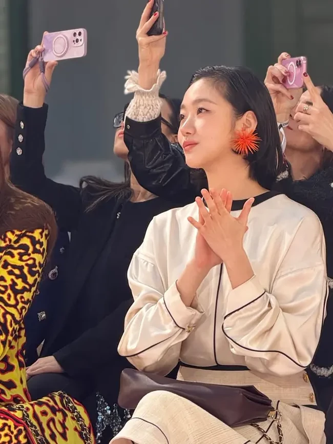 Anting-anting berwarna oranye ini sepintas mirip bentuk hewan laut sea urchin atau landak laut. Aksesori tersebut selaras dengan tema koleksi yang bernuansa alam. Foto: Instagram/@chanelofficial @ggonekim