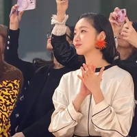 Anting-anting berwarna oranye ini sepintas mirip bentuk hewan laut sea urchin atau landak laut. Aksesori tersebut selaras dengan tema koleksi yang bernuansa alam. Foto: Instagram/@chanelofficial @ggonekim