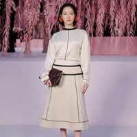 Bintang film ‘Exhuma’ ini memilih gaya minimalis dengan padanan blouse dan rok warna beige berdetail list hitam. Kim Go Eun menyempurnakan penampilannya dengan clutch dan sepatu V-vamps. Foto: Instagram/@chanelofficial @ggonekim