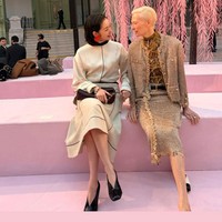 Tampil serba simple, ada satu elemen yang membuat gayanya tetap standout lewat anting yang ia kenakan. Foto: Instagram/@chanelofficial @ggonekim