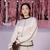 7 Pesona Kim Go Eun di Show Chanel, Cantik Natural dengan Makeup Clean Look