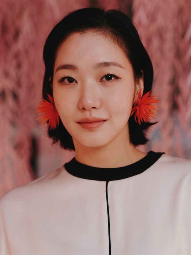 Kim Go Eun menyelaraskan riasan wajah dan busana dengan makeup tipis namun tetap flawless. Foto: Instagram/@chanelofficial @ggonekim