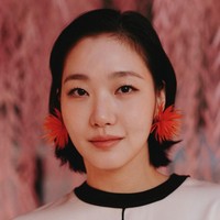 Kim Go Eun menyelaraskan riasan wajah dan busana dengan makeup tipis namun tetap flawless. Foto: Instagram/@chanelofficial @ggonekim