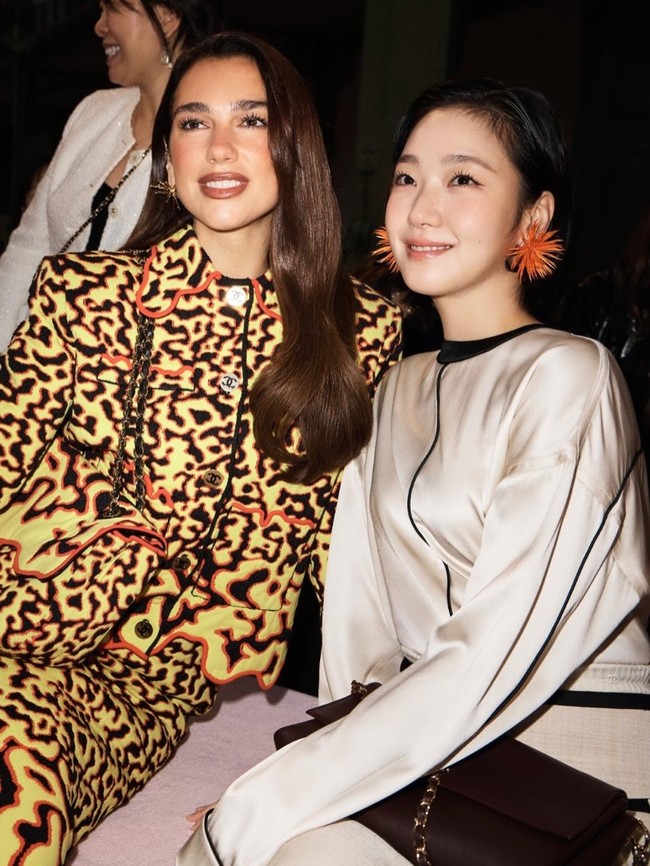 Makeup minimalis dengan sentuhan blush peach dan glossy lips memberi kesan clean look, seperti tren ‘makeup habis mandi’ yang sempat viral di media sosial. Nuansa segar makin terasa dengan tatanan rambut sleek yang disisir ke belakang. Foto: Instagram/@chanelofficial @ggonekim