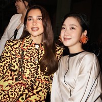 Makeup minimalis dengan sentuhan blush peach dan glossy lips memberi kesan clean look, seperti tren ‘makeup habis mandi’ yang sempat viral di media sosial. Nuansa segar makin terasa dengan tatanan rambut sleek yang disisir ke belakang. Foto: Instagram/@chanelofficial @ggonekim