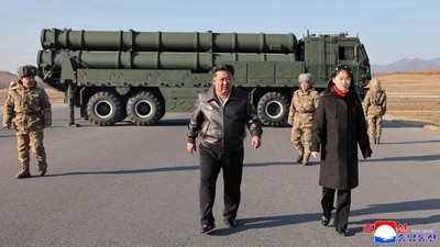 Momen Kim Jong Un Ajak Putrinya Pantau Uji Coba Roket
