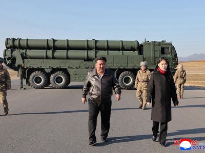 Momen Kim Jong Un Ajak Putrinya Pantau Uji Coba Roket
