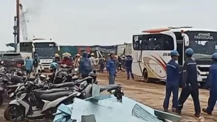 Bentrokan pekerja tambang nikel di Kolaka, Sultra, melibatkan TKA China. Polisi amankan dua WNA dan situasi kini kondusif.