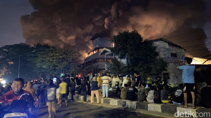 Kondisi di lokasi kebakaran pabrik di Medan Deli, Kota Medan. (Foto: Mhd Ilham Pradilla/detikSumut)