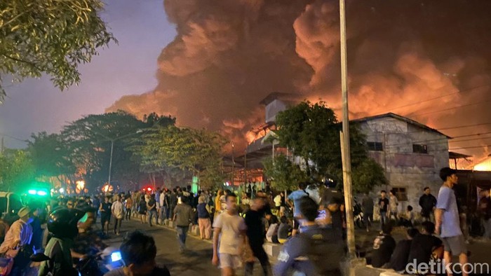 Pabrik Sandal Terbakar di Medan Deli, Jalan Yos Sudarso Ditutup