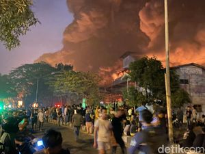 Pabrik Sandal Terbakar di Medan Deli, Jalan Yos Sudarso Ditutup