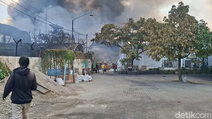 Kondisi kebakaran di pabrik sandal Swallow hari ini. (Markus Gamaliel Situmorang/detikSumut)