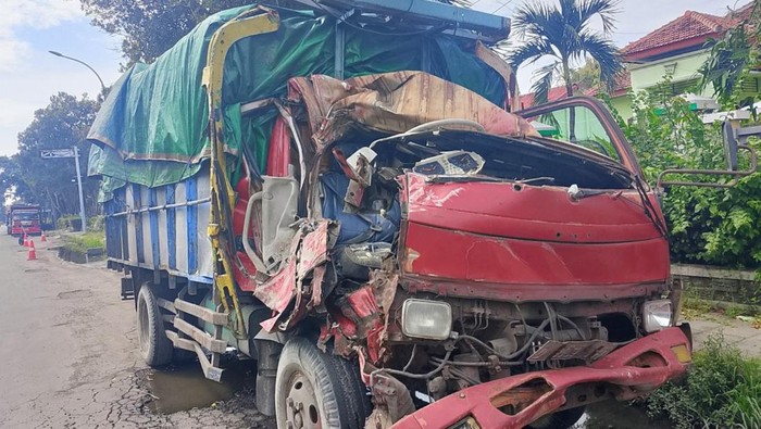 Kondisi truk yang terlibat kecelakaan karambol di Pantura Situbondo