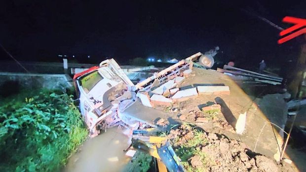Laka KA Vs Truk Penampakan truk tertabrak kereta di Kebumen, Rabu (28/1/2026).
