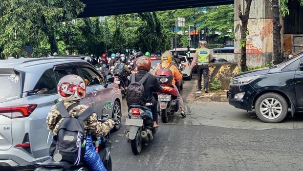 Lalin di Sekitar Cawang Macet, Ini Penyebabnya