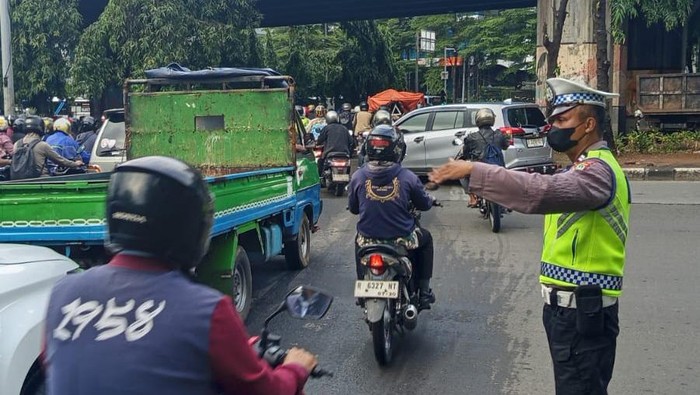 Lalin di Sekitar Cawang Macet, Ini Penyebabnya