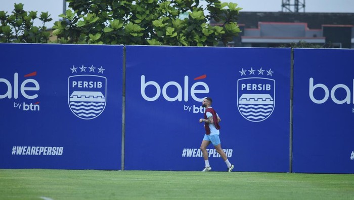 Layvin Kurzawa melakukan latihan perdana bareng Persib Bandung