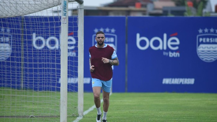 Layvin Kurzawa melakukan latihan perdana bareng Persib Bandung