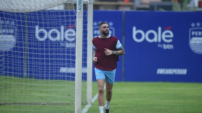 Foto Latihan Perdana Layvin Kurzawa Bersama Persib Bandung