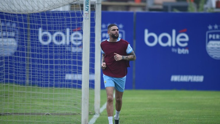 Layvin Kurzawa melakukan latihan perdana bareng Persib Bandung