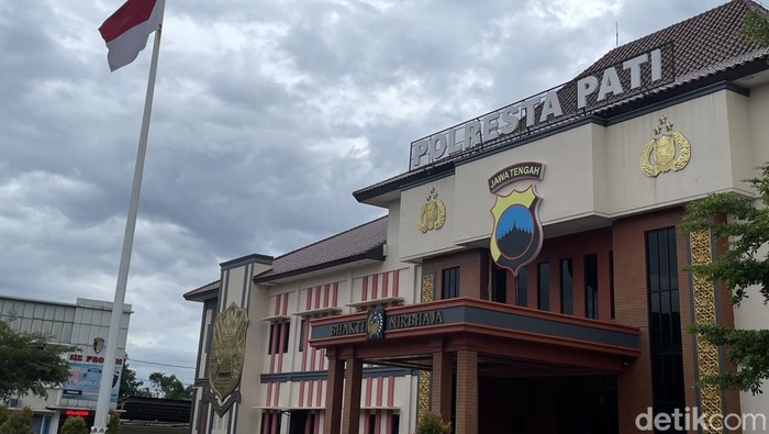 Suasana di depan Polresta Pati, Rabu (28/1/2026).