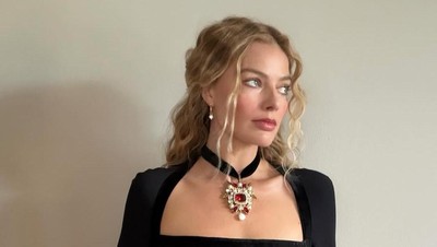 5 Gaya Margot Robbie Pakai Killer Heels 12 Cm, Bikin Takjub Sekaligus Ngilu