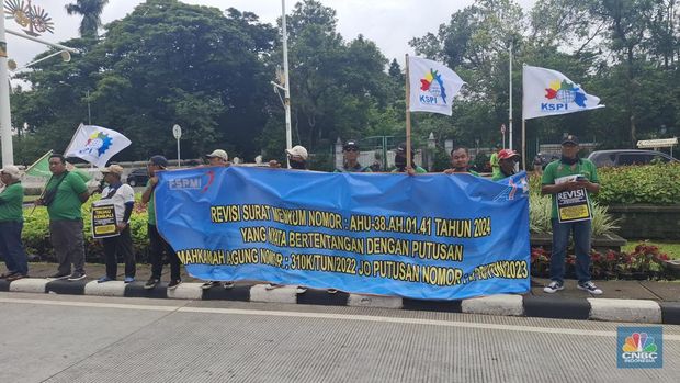 Massa buruh yang tergabung dalam Konfederasi Serikat Pekerja Indonesia (KSPI) bersama Partai Buruh kembali menggelar aksi demo di sekitar Patung Kuda, Monas, Jakarta Pusat pada Rabu (28/1/2026). (CNBC Indonesia/Chandra Dwi Pranata)