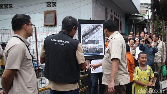 Menteri Menteri Perumahan dan Kawasan Permukiman (PKP) Maruarar Sirait meninjau permukiman padat penduduk yang akan dibangun kawasan tematik seperti kampung kuliner di Menteng Tenggulun, Jakarta Pusat, Rabu (28/1/2026). Dalam pelaksanaannya, Kementerian PKP melibatkan 50 arsitek dari Ikatan Arsitek Indonesia (IAI) Jakarta yang bakal merancang dan menata kawasan itu.