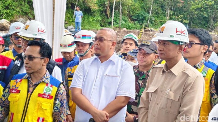 Menteri PU Dody Hanggodo (baju cokelat) saat meninjau pembangunan jembatan di Kecamatan Malalak, Agam. (Foto: Dok. Ahmad Arfah/detikSumut).