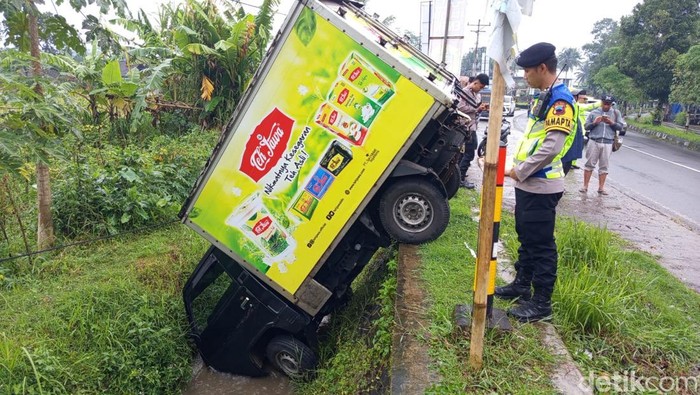 Mobil Boks Nungging di Parit Magelang Usai Senggol Beat