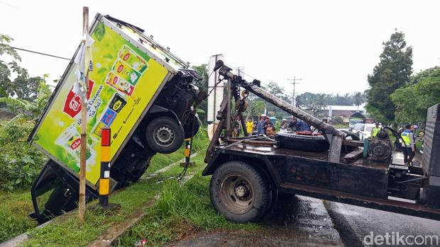 Mobil boks kecelakaan di Jalan Soekarno-Hatta, Pedak, Bumirejo, Mungkid, Kabupaten Magelang, Kamis (28/1/2026) sore.