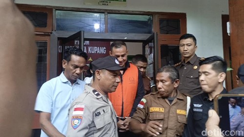 Anggota DPRD Kota Kupang, Mokrianus Lay saat digiring ke mobil tahanan Kejari Kota Kupang menuju Rutan Kupang, Rabu (28/1/2026).