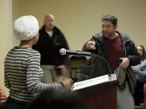 Video Detik-detik Anggota DPR Muslim AS Disemprot Cairan Misterius saat Pidato