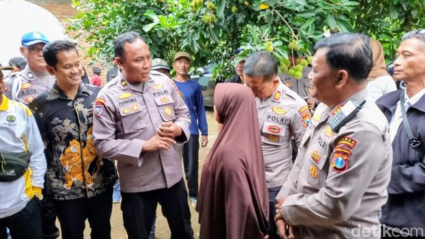 ODGJ dipasung 20 tahun Petugas meyakinkan keluarga Kirno ODGJ di Sawoo, Ponorogo yang dipasung selama 20 tahun