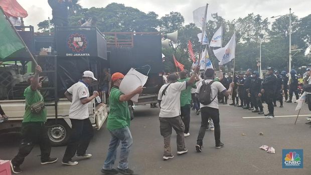 Para buruh berasal dari Jakarta, Banten, Jawa Barat, dan Jawa Timur kembali menggelar aksi demo di kawasan Patung Kuda tepatnya di Jalan Medan Merdeka Selatan, Jakarta Pusat pada Rabu (28/1/2026). (CNBC Indonesia/Chandra Dwi Pranata)