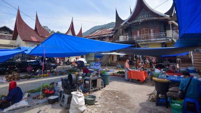 Pedagang menggelar dagangannya di Pasar Maninjau, Tanjung Raya, Agam, Sumatera Barat, Selasa (27/1/2026). Aktivitas di pasar yang sempat terkena banjir bandang pada November 2025 itu mulai ramai oleh pedagang dan masyarakat yang berbelanja kebutuhan sehari-hari.  ANTARA FOTO/Iggoy el Fitra/aww.