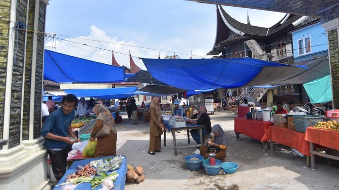 Pedagang menggelar dagangannya di Pasar Maninjau, Tanjung Raya, Agam, Sumatera Barat, Selasa (27/1/2026). Aktivitas di pasar yang sempat terkena banjir bandang pada November 2025 itu mulai ramai oleh pedagang dan masyarakat yang berbelanja kebutuhan sehari-hari.  ANTARA FOTO/Iggoy el Fitra/aww.