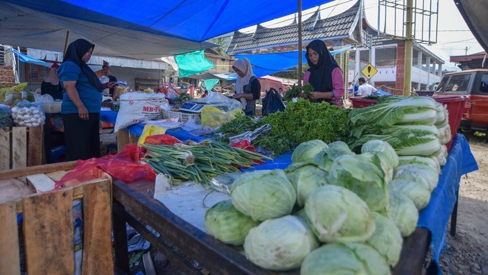 Pedagang menggelar dagangannya di Pasar Maninjau, Tanjung Raya, Agam, Sumatera Barat, Selasa (27/1/2026). Aktivitas di pasar yang sempat terkena banjir bandang pada November 2025 itu mulai ramai oleh pedagang dan masyarakat yang berbelanja kebutuhan sehari-hari.  ANTARA FOTO/Iggoy el Fitra/aww.
