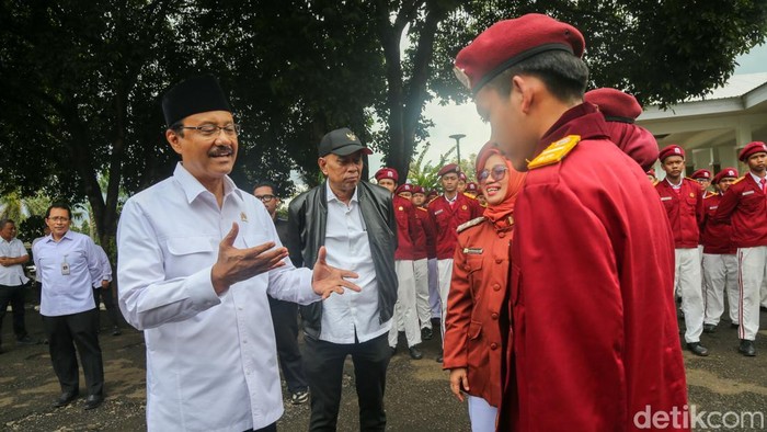 Pelajar Sekolah Rakyat Menengah Atas (SRMA) 10 Jakarta unjuk kebolehan dengan membuat karya seni. Mensos Syaifullah Yusuf (Gus Ipul) melihat langsung karya seni pelajar.
