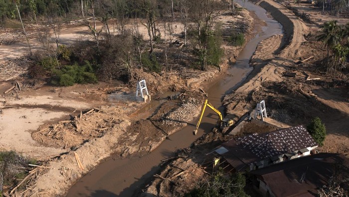Pekerja Dinas PUPR Sumut dan prajurit TNI menyelesaikan pembuatan jembatan gantung di Kelurahan Hutanabolon, Kecamatan Tukka, Tapanuli Tengah, Sumatera Utara, Selasa (27/1/2026). Satgas Penanggulangan Bencana Alam (Satgulbencal) menargetkan pembangunan jembatan gantung yang putus akibat bencana banjir bandang dan tanah longsor di akhir November 2025 tersebut dapat rampung pada awal Februari 2026. ANTARA FOTO/Indrianto Eko Suwarso/aww.