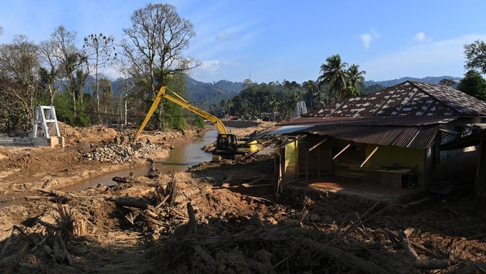 Pekerja Dinas PUPR Sumut dan prajurit TNI menyelesaikan pembuatan jembatan gantung di Kelurahan Hutanabolon, Kecamatan Tukka, Tapanuli Tengah, Sumatera Utara, Selasa (27/1/2026). Satgas Penanggulangan Bencana Alam (Satgulbencal) menargetkan pembangun