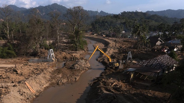 Pekerja Dinas PUPR Sumut dan prajurit TNI menyelesaikan pembuatan jembatan gantung di Kelurahan Hutanabolon, Kecamatan Tukka, Tapanuli Tengah, Sumatera Utara, Selasa (27/1/2026). Satgas Penanggulangan Bencana Alam (Satgulbencal) menargetkan pembangunan jembatan gantung yang putus akibat bencana banjir bandang dan tanah longsor di akhir November 2025 tersebut dapat rampung pada awal Februari 2026. ANTARA FOTO/Indrianto Eko Suwarso/aww.