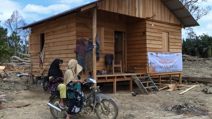 Pekerja menyelesaikan pembangunan hunian sementara (huntara) papan kayu di Desa Geudumbak, Kecamatan Langkahan, Aceh Utara, Aceh, Selasa (27/1/2026). Kementerian Kehutanan (Kemenhut) bekerja sama dengan Badan Nasional Penanggulangan Bencana (BNPB), Universitas Gajah Mada (UGM) dan Rumah Zakat membangun 100 huntara papan kayu yang berada di daerah tersebut, dengan rincian 21 huntara sudah jadi dan 40 huntara dalam proses pembangunan.  ANTARA FOTO/Nova Wahyudi/aww.