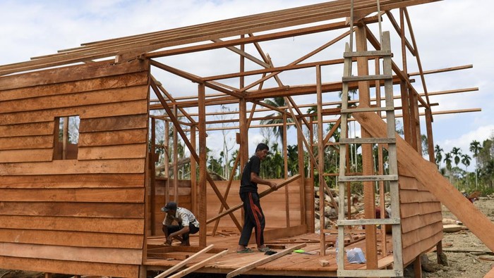 Pekerja menyelesaikan pembangunan hunian sementara (huntara) papan kayu di Desa Geudumbak, Kecamatan Langkahan, Aceh Utara, Aceh, Selasa (27/1/2026). Kementerian Kehutanan (Kemenhut) bekerja sama dengan Badan Nasional Penanggulangan Bencana (BNPB), Universitas Gajah Mada (UGM) dan Rumah Zakat membangun 100 huntara papan kayu yang berada di daerah tersebut, dengan rincian 21 huntara sudah jadi dan 40 huntara dalam proses pembangunan.  ANTARA FOTO/Nova Wahyudi/aww.