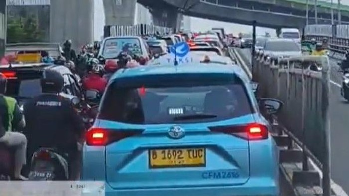 Ada Mobil Mogok, Lalin di Kebayoran Lama ke Pakubuwono Macet