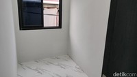 Setiap kamar terdapat jendela geser sehingga sirkulasi di dalam rumah bagus. Namun, kamar ini tidak begitu besar mengingat luas lahan yang tidak begitu luas. Foto: Sekar Aqillah Indraswari