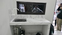 Rumah tersebut tetap terdiri dari 2 lantai seluas 27,72 meter persegi dengan luas lahan 13,68 meter persegi. Kini rumah tersebut jauh lebih layak dengan dapur mini yang berada di pinggir pintu. Foto: Sekar Aqillah Indraswari