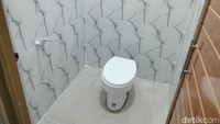 Terdapat kamar mandi dengan WC duduk dan keran di sampingnya. Foto: Sekar Aqillah Indraswari
