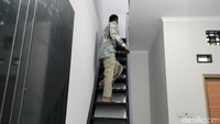 Lalu, tangga menuju lantai atas yang dibuat dari material besi. Namun, saat tim detikcom coba, tangga ini cukup curam. Untungnya ada pegangan tangan di sisi tangga. Foto: Sekar Aqillah Indraswari
